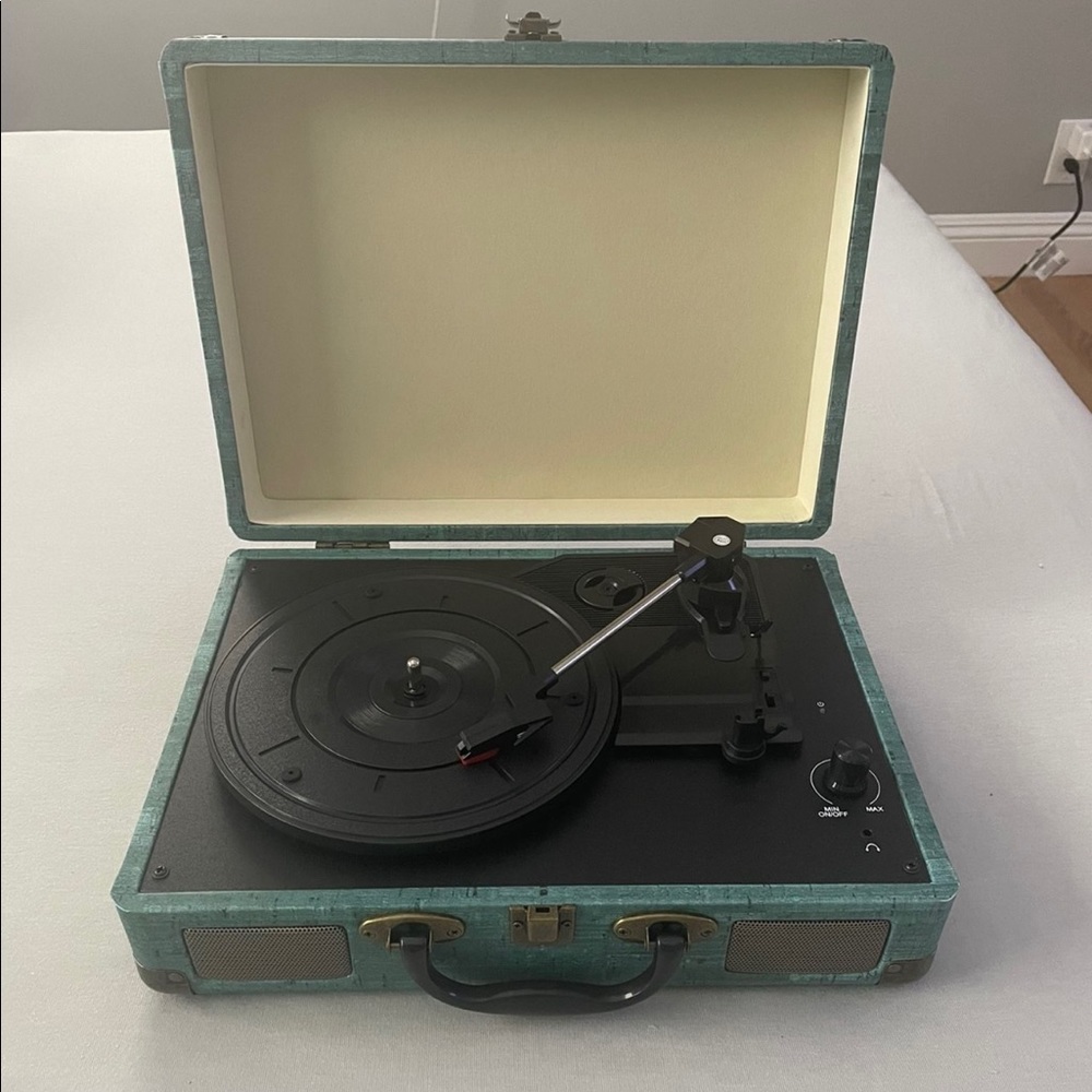 Suitcase wireless turntable player